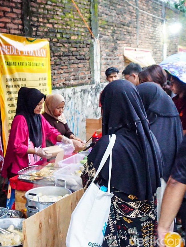Jelang Berbuka, Pasar Takjil di Depok Diserbu Warga