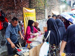 Jelang Berbuka, Pasar Takjil di Depok Diserbu Warga