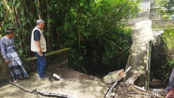 Penampakan jembatan putus di Desa Gumul, Kecamatan Karangnongko, Klaten, Minggu (1/3/2026).