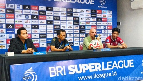 Johnny Jansen dan Kadek Arel Priyatna mengikuti konferensi pers seusai laga Bali United vs Persijap Jepara di Stadion Kapten I Wayan Dipta, Gianyar, Minggu (1/3/2026) dini hari. (Foto: Krisna Pradipta/detikBali)