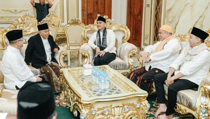 Pengasuh Ponpes Amanatul Ummah di Mojokerto KH Asep Saifuddin Chalim saat menyambut Ketum PSI Kaesang Pangerep dan rombongan