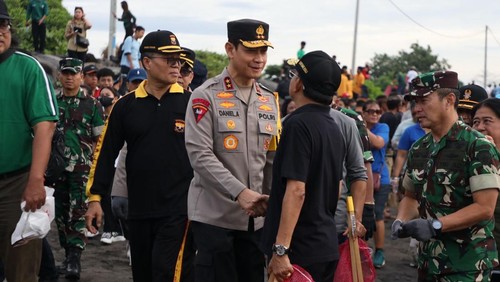 Kapolda Bali Irjen Daniel Adityajaya menghadiri aksi bersih-bersih sampah di Pantai Padanggalak, Denpasar, Bali, Minggu (1/3/2026). (Foto: Dok. Polda Bali)