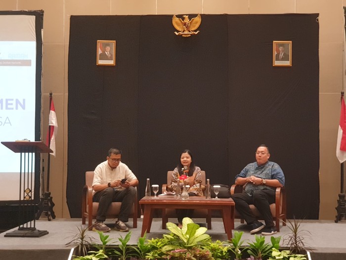 Kepala Puspresnas Kemendikdasmen, Maria Veronica Irene Herdjiono (tengah) dalam acara Dialog Kebijakan Kemendikdasmen di Hotel Santika, Bintaro, Tangerang Selatan, Minggu (1/3/2026).