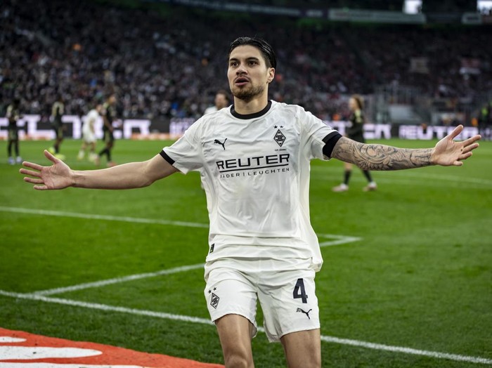 MOENCHENGLADBACH, GERMANY - FEBRUARY 28: Kevin Diks of Borussia Moenchengladbach celebrates his goal during the Bundesliga match between Borussia Moenchengladbach and 1. FC Union Berlin at Borussia-Park on February 28, 2026 in Moenchengladbach, Germany. (Photo by Christian Verheyen/Borussia Moenchengladbach via Getty Images)