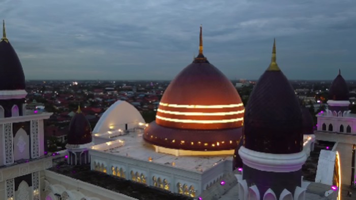 Kubah ungu Masjid Agung Kubah Kecubung Darurrahman di Kota Palangka Raya, Kalimantan Tengah (Kalteng).