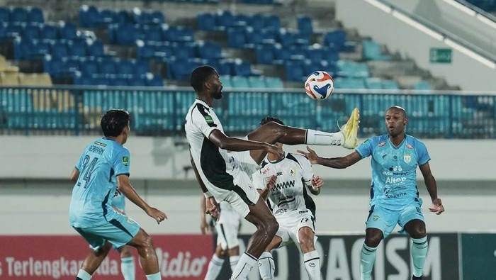 Laga Persela Lamongan vs PSS Sleman di Stadion Surajaya, Lamongan, Minggu (1/3/2026).