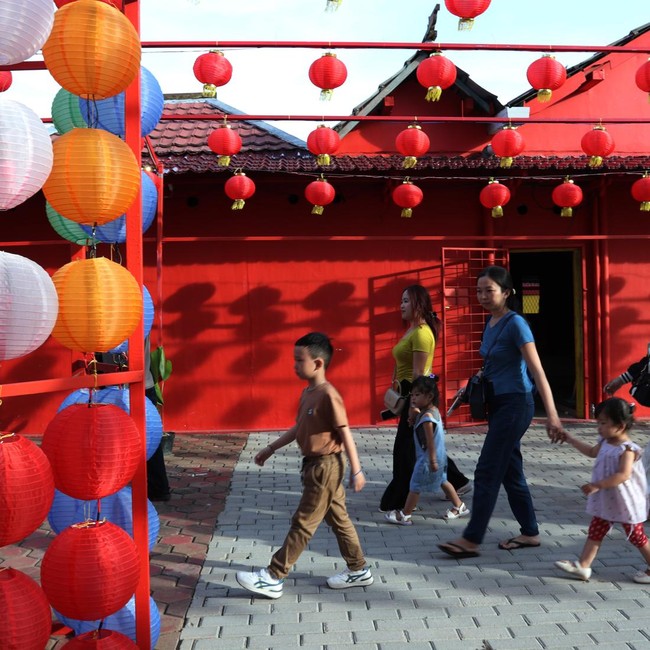 Lampion Meriahkan Wihara Hian Tian Siang Tie saat Cap Go Meh