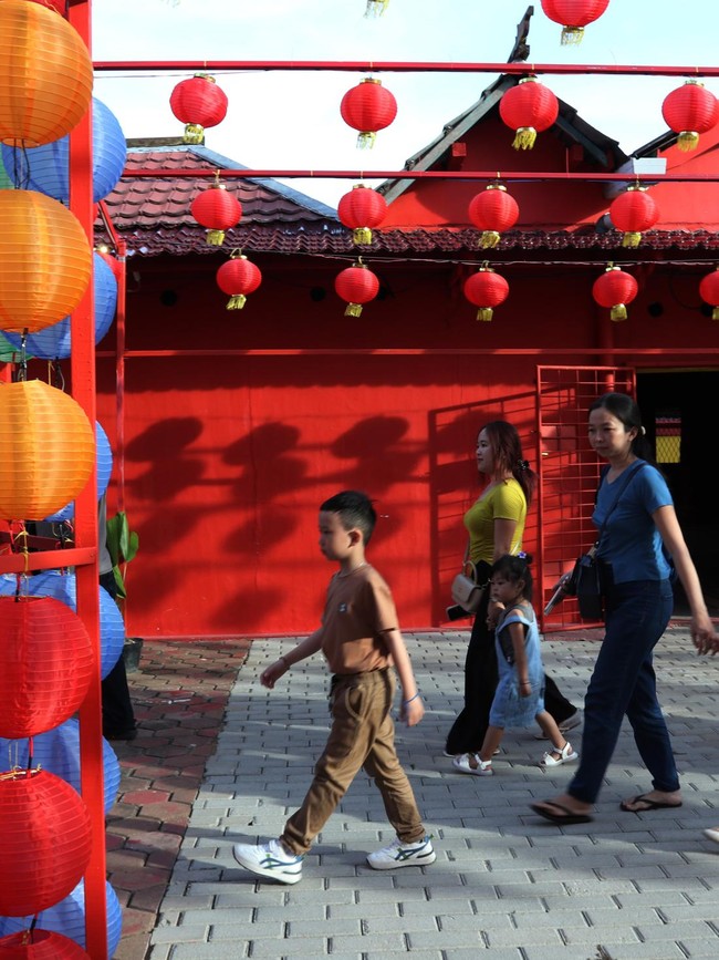 Lampion Meriahkan Wihara Hian Tian Siang Tie saat Cap Go Meh