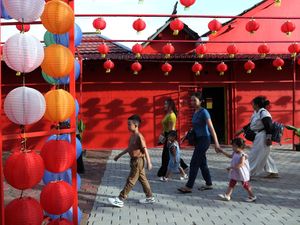 Lampion Meriahkan Wihara Hian Tian Siang Tie saat Cap Go Meh