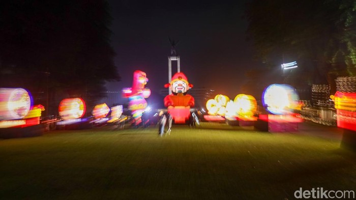 Dekorasi Harmoni Imlek Nusantara di Lapangan Banteng Jakarta menarik perhatian warga. Lampion merah dan ornamen emas jadi favorit untuk foto keluarga.