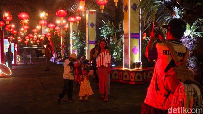 Dekorasi Harmoni Imlek Nusantara di Lapangan Banteng Jakarta menarik perhatian warga. Lampion merah dan ornamen emas jadi favorit untuk foto keluarga.