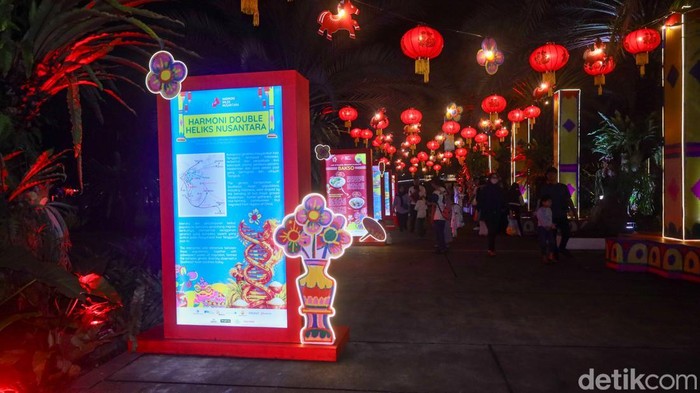 Dekorasi Harmoni Imlek Nusantara di Lapangan Banteng Jakarta menarik perhatian warga. Lampion merah dan ornamen emas jadi favorit untuk foto keluarga.