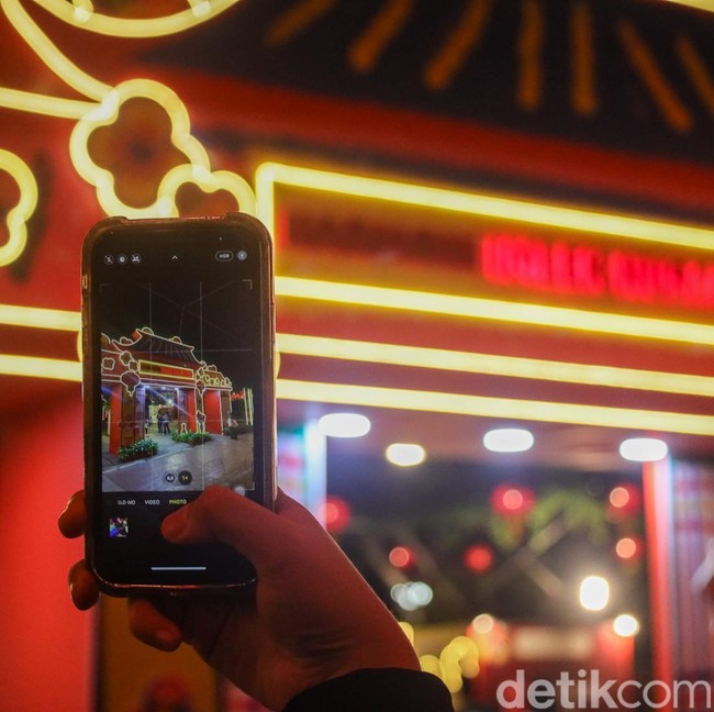 Lapangan Banteng Berseri dengan Lampion dan Instalasi Harmoni Imlek