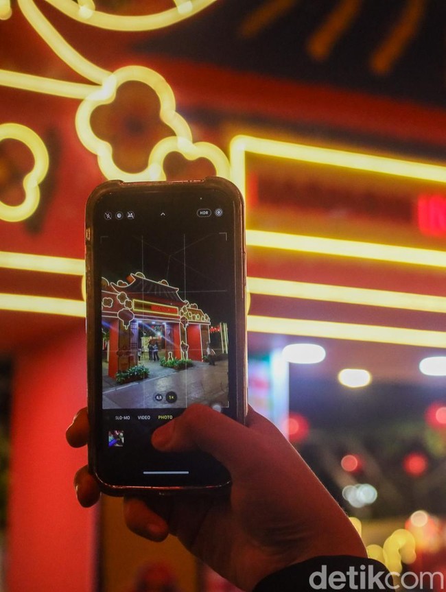 Lapangan Banteng Berseri dengan Lampion dan Instalasi Harmoni Imlek