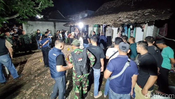 Rumah warga Dusun Cuet, Desa Plosojenar, Kecamatan Kauman, Ponorogo setelah meledak