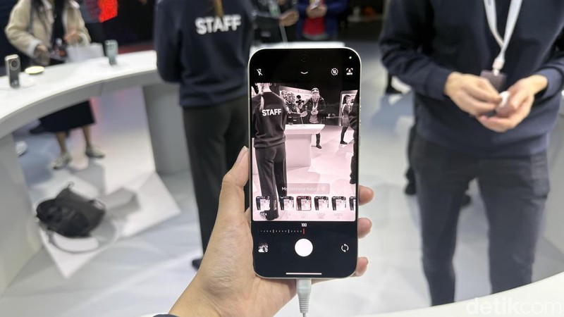 Acara peluncuran global Xiaomi di Barcelona, Spanyol diramaikan satu produk kejutan yaitu Leica Leitzphone. Seperti ini wujud ponsel seharga Rp 39 jutaan tersebut.