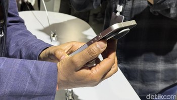 Mulai dari Leica Camera Ring yang mengelilingi kamera belakang. Cincin ini dapat diputar untuk mengontrol zoom, eksposur, ISO, hingga shutter speed secara fisik, tidak sekedar sentuh di layar seperti smartphone pada umumnya. Foto: Virgina Maulita Putri/detikINET