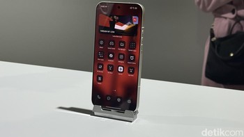 Tidak hanya dari segi fisik, tampilan software Leica Leitzphone juga berbeda dibandingkan Xiaomi 17 Ultra. Tampilan antarmukanya terlihat lebih minimalis, didominasi warna hitam, putih, dan merah. Foto: Virgina Maulita Putri/detikINET