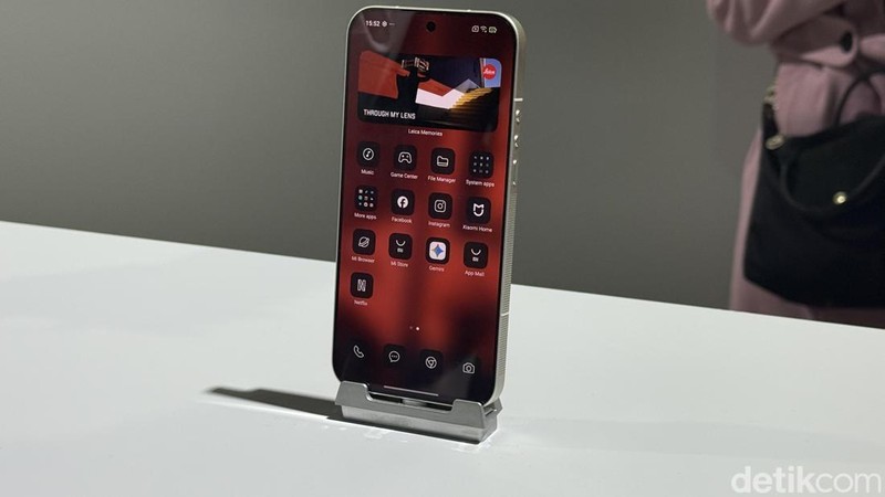 Acara peluncuran global Xiaomi di Barcelona, Spanyol diramaikan satu produk kejutan yaitu Leica Leitzphone. Seperti ini wujud ponsel seharga Rp 39 jutaan tersebut.