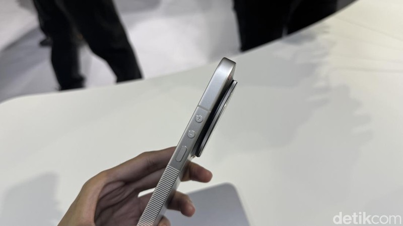 Acara peluncuran global Xiaomi di Barcelona, Spanyol diramaikan satu produk kejutan yaitu Leica Leitzphone. Seperti ini wujud ponsel seharga Rp 39 jutaan tersebut.