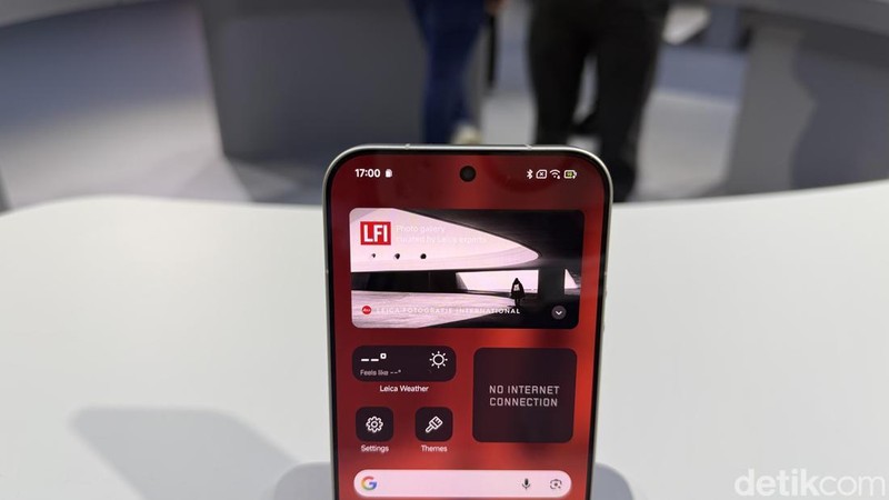 Acara peluncuran global Xiaomi di Barcelona, Spanyol diramaikan satu produk kejutan yaitu Leica Leitzphone. Seperti ini wujud ponsel seharga Rp 39 jutaan tersebut.