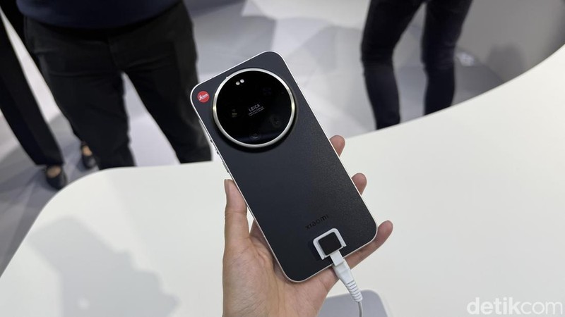 Acara peluncuran global Xiaomi di Barcelona, Spanyol diramaikan satu produk kejutan yaitu Leica Leitzphone. Seperti ini wujud ponsel seharga Rp 39 jutaan tersebut.