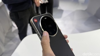 Di sudut kiri atas kamera juga terdapat logo red dot yang menjadi ciri khas Leica. Foto: Virgina Maulita Putri/detikINET