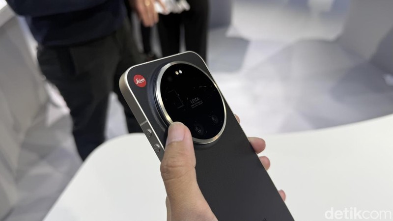 Acara peluncuran global Xiaomi di Barcelona, Spanyol diramaikan satu produk kejutan yaitu Leica Leitzphone. Seperti ini wujud ponsel seharga Rp 39 jutaan tersebut.
