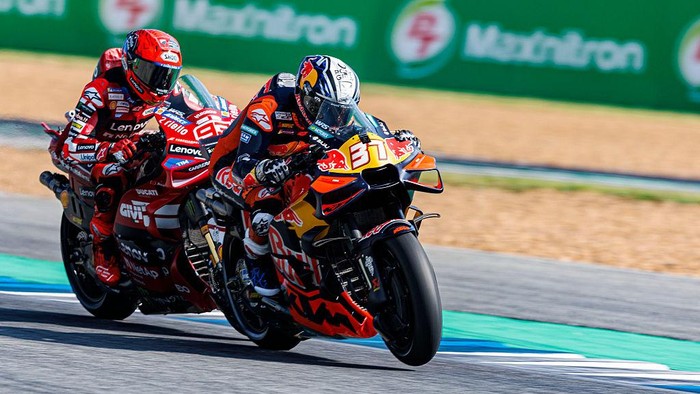 BURIRAM, THAILAND - 2026/02/28: Number 37 Red Bull KTM Factory Racing rider Pedro Acosta and Number 93 Ducati Lenovo Team rider Marc Marquez seen in action during the sprint race at the 2026 PT Grand Prix of Thailand. (Photo by Stephen Blackberry/SOP