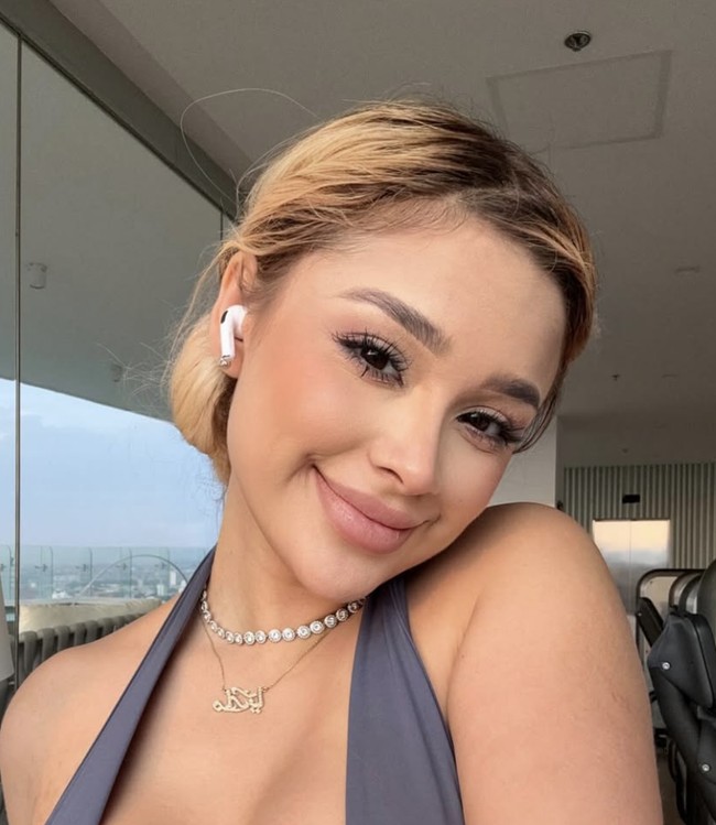 Setelah penggerebekan pada 22 Februari di Tapalpa, sebuah spanduk terbentang di jembatan di dekat basis kuat CJNG. Spanduk itu menuduh Julissa berkhianat dan menyebut ia telah mengirim marinir. Tuduhan itu langsung memicu spekulasi di media sosial. Foto: dok. Instagram @mariajulissa13