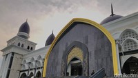 Masjid ini juga dihiasi oleh ornamen batu alam. Pada bagian kubah masjid itu tertempel batu-batu kecubung. Batu itu berjenis kecubung air.