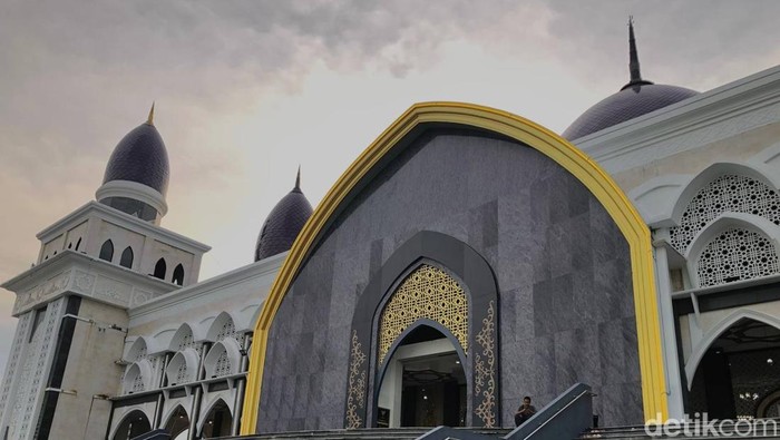 Masjid Agung Kubah Kecubung Darurrahman di Kota Palangka Raya, Kalimantan Tengah (Kalteng).