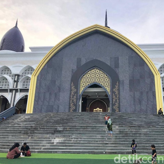 Uniknya Masjid Agung Kubah Kecubung