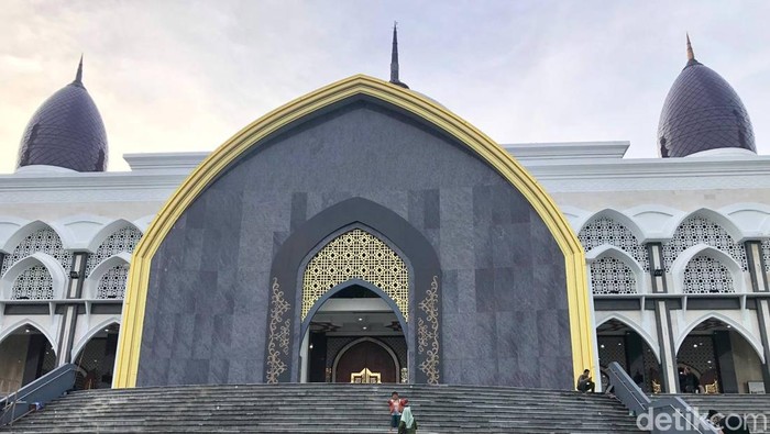 Masjid Agung Kubah Kecubung Darurrahman di Kota Palangka Raya, Kalimantan Tengah (Kalteng).