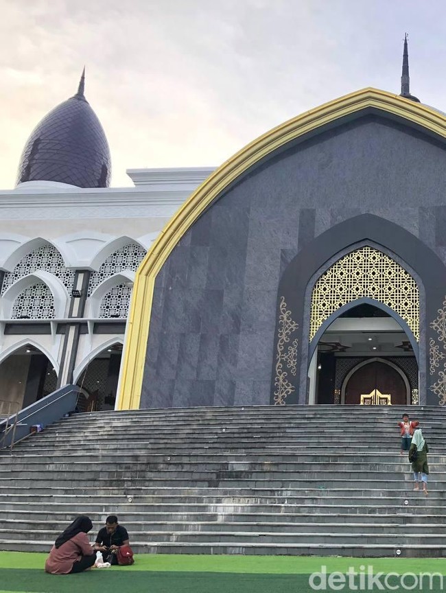 Uniknya Masjid Agung Kubah Kecubung
