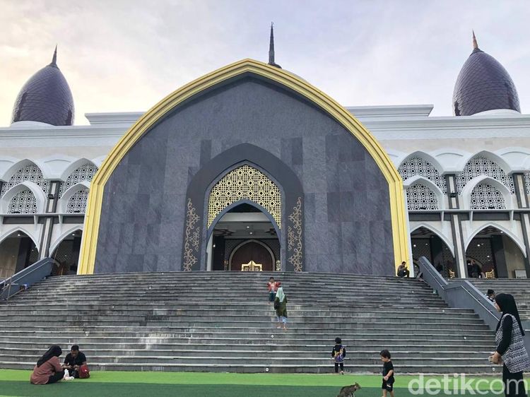 Uniknya Masjid Agung Kubah Kecubung