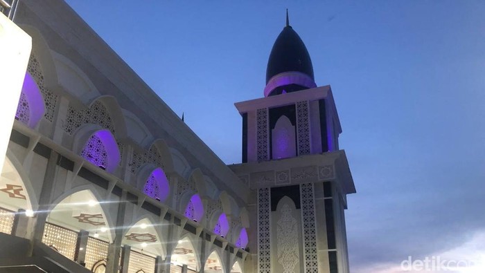 Masjid Agung Kubah Kecubung Darurrahman di Kota Palangka Raya, Kalimantan Tengah (Kalteng).