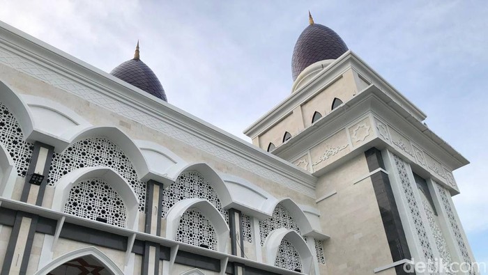 Masjid Agung Kubah Kecubung Darurrahman di Kota Palangka Raya, Kalimantan Tengah (Kalteng).
