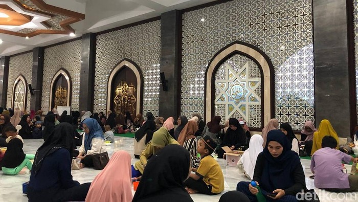 Masjid Agung Kubah Kecubung Darurrahman di Kota Palangka Raya, Kalimantan Tengah (Kalteng).