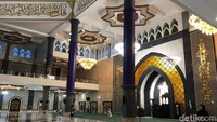 Masjid Agung Kubah Kecubung Darurrahman diresmikan oleh Wali Kota Palangka Raya, Fairid Naparin pada Jumat (15/9/2023) silam, bersamaan dengan momen peringatan Maulid Nabi Muhammad SAW 1445 hijriah. Masjid ini dibangun dengan menggunakan APBD Kota Palangka Raya.