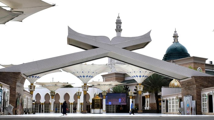 Umat Islam berjalan di kawasan Masjid Arrahman di Kota Blitar, Jawa Timur, Sabtu (28/2/2026). Masjid dengan arsitektur mirip Masjid Nabawi di Madinah, dan sering menjadi tujuan wisata religi umat Islam baik dari Pulau jawa maupun luar Jawa tersebut dibangun di atas lahan seluas lim ribu meter persegi serta diperkirakan mampu menampung sekitar tiga ribuan jamaah. ANTARA FOTO/Irfan Anshori/wsj.
