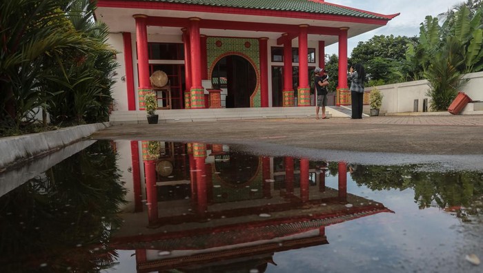 Warga berkunjung ke Masjid Nanik Musini di Walantaka, Kota Serang, Banten, Sabtu (28/2/2026). Masjid yang diresmikan pada 17 Mei 2023 serta mampu menampung sekitar 250 orang tersebut dibangun dengan memadukan unsur arsitektur Islam dan Tionghoa yang diharapkan dapat memperkaya wawasan masyarakat tentang keberagaman budaya di Indonesia. ANTARA FOTO/Angga Budhiyanto/wsj.