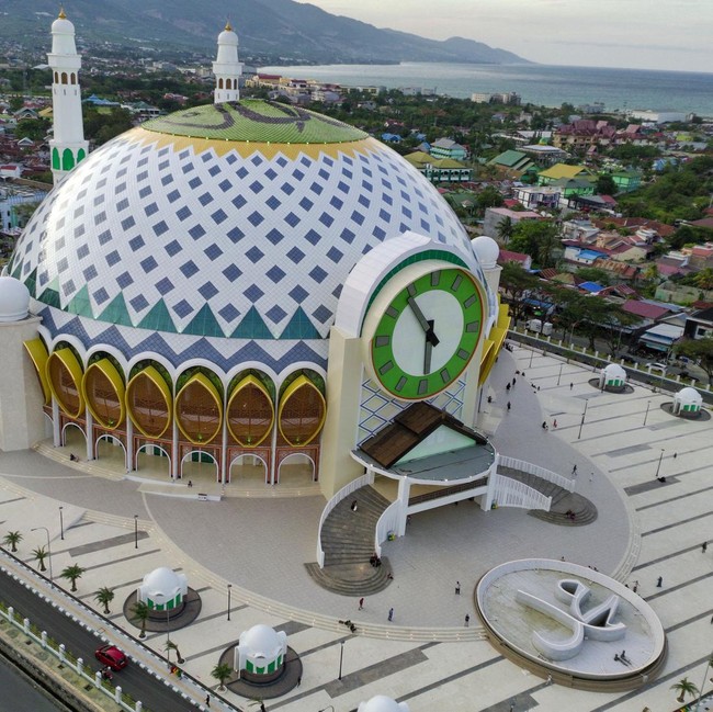 Masjid Raya Baitul Khairaat Palu, Kubah Raksasa Pecahkan Rekor MURI