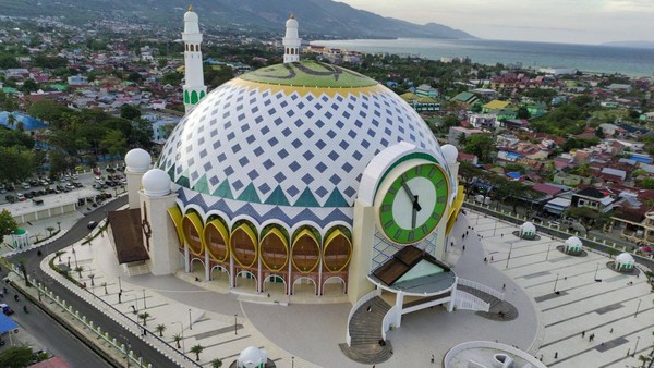 Masjid Raya Baitul Khairaat Palu, Kubah Raksasa Pecahkan Rekor MURI