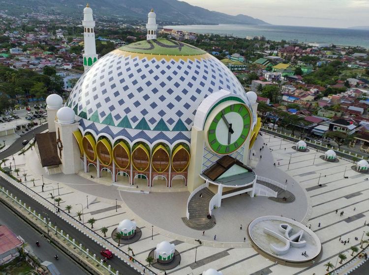 Masjid Raya Baitul Khairaat Palu, Kubah Raksasa Pecahkan Rekor MURI