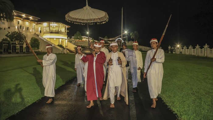 Sejumlah khatib (pengurus masjid) mengikuti tradisi khataman tadarus Al Quran di Masjid Kesultanan Ternate, Maluku Utara, Jumat (27/2/2026). Tradisi khataman Al Quran yang pertama di malam ke-10 Ramadhan itu digelar pengurus Masjid Kesultanan Ternate yang terdiri dari imam, khatib, dan modin karena telah menyelesaikan bacaan Al Quran 30 juz mulai pada awal Ramadhan untuk meningkatkan amal ibadah dan memohon ampunan dari Allah SWT sekaligusmempertahankan tradisi lokal bernuansa islamidengan melestarikan kearifan lokal yang diwariskan para leluhur mereka. ANTARA FOTO/ Andri Saputra/tom.