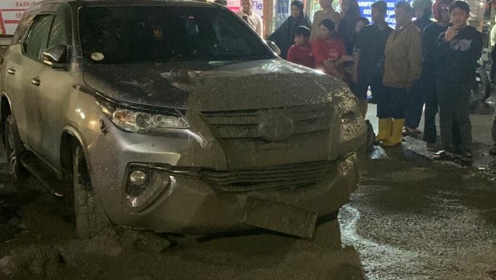 Mobil Pajero ikut dicor imbas sengketa lahan di Tamalanrea Makassar.