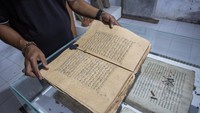 Museum tersebut menghimpun manuskrip peninggalan abad ke-16 hingga ke-19, mulai dari mushaf Al-Quran hingga kitab tasawuf dan falak. Foto: ANTARA FOTO/Dedi Suwidiantoro