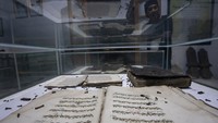 Budayawan Nang Sadewo merawat mushaf Al-Quran kuno di Museum Bandar Cimanuk, Indramayu, Jawa Barat. Foto: ANTARA FOTO/Dedi Suwidiantoro