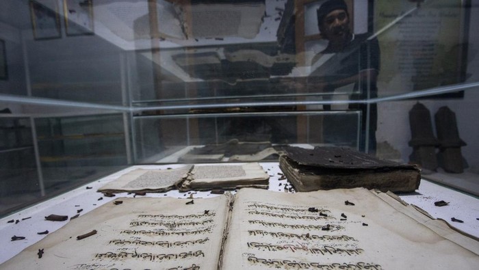 Budayawan Indramayu Nang Sadewo merawat koleksi mushaf Al Quran kuno di Museum Bandar Cimanuk, Indramayu, Jawa Barat, Sabtu (28/2/2026). Museum Bandar Cimanuk berhasil mengumpulkan puluhan naskah berupa manuskrip kuno termasuk mushaf Al Quran kuno, b